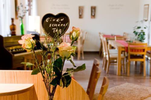 Hotel Landgasthof Wallburg Eltmann Екстериор снимка